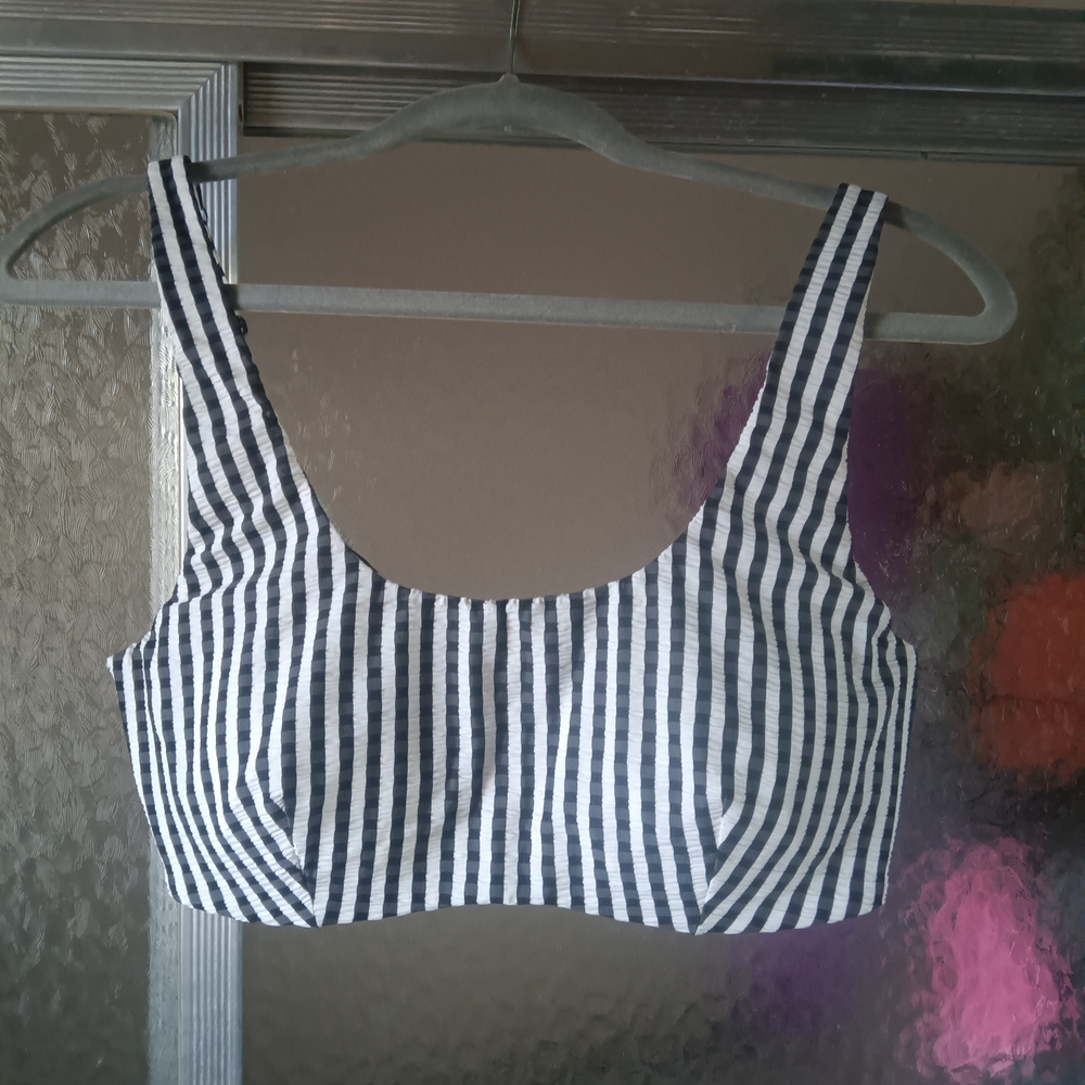 NWOT Athleta Black and White Striped Bathing Suit Top Size 38B/C
